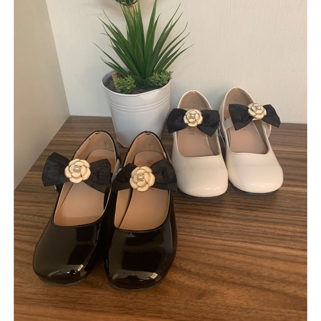 Sepatu Pesta Anak Perempuan Glossy Aksen Pita dan Bunga